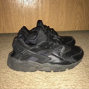 Black Nike Air Huaraches